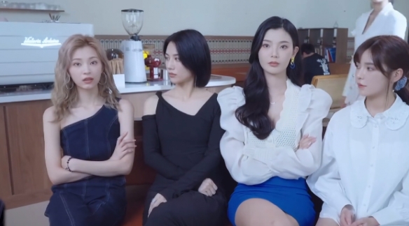 完蛋我被美女包围了